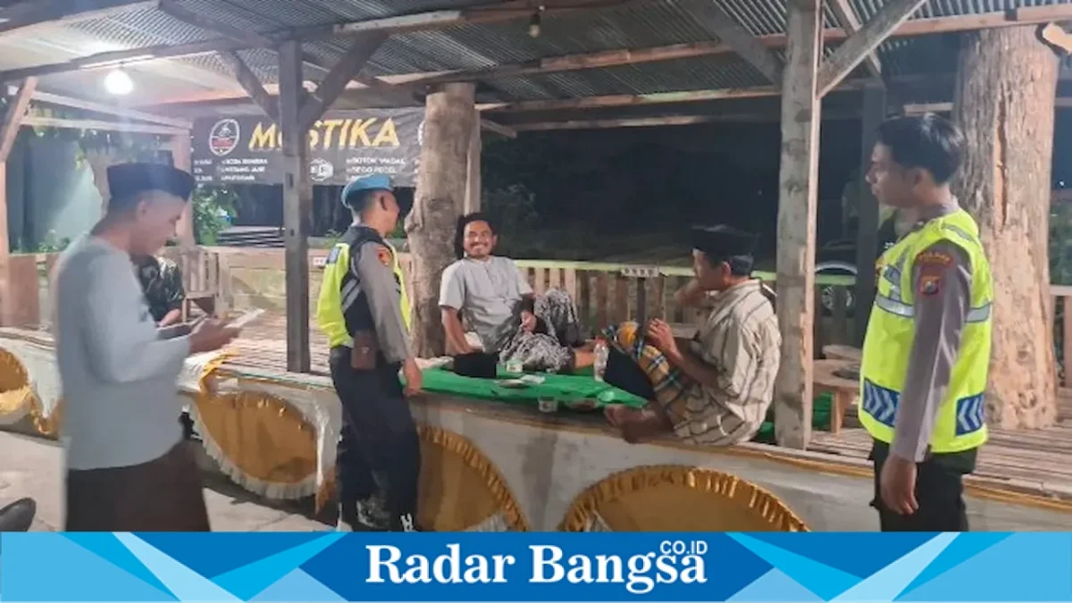 Petugas jaga Polsek Laren saat melaksanakan patroli dialogis dan menyampaikan pesan kamtibmas di Warkop Mustika, Laren, Lamongan, Rabu (26/8/2026). (Foto Dok Ho/RadarBangsa.co.id