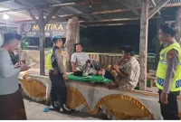 Petugas jaga Polsek Laren saat melaksanakan patroli dialogis dan menyampaikan pesan kamtibmas di Warkop Mustika, Laren, Lamongan, Rabu (26/8/2026). (Foto Dok Ho/RadarBangsa.co.id