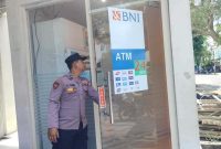 Personel Polsek Laren melaksanakan Patroli Kota Presisi dengan memeriksa keamanan dan CCTV di ATM BRI Unit Laren, ATM BNI Laren, dan SR Mart, Kecamatan Laren, Lamongan, Rabu (5/8/2026). (Foto Dok Ho/RadarBangsa.co.id)