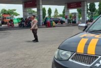 Personel Polsek Tikung melakukan patroli objek vital di SPBU Tikung, di Kecamatan Tikung, Rabu (5/8/2026). (Foto Dok Ho/RadarBangsa.co.id).