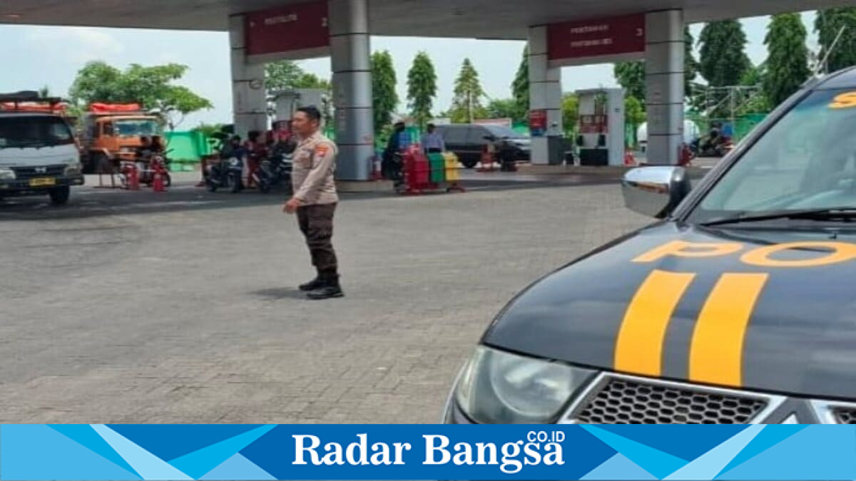 Personel Polsek Tikung melakukan patroli objek vital di SPBU Tikung, di Kecamatan Tikung, Rabu (5/8/2026). (Foto Dok Ho/RadarBangsa.co.id).