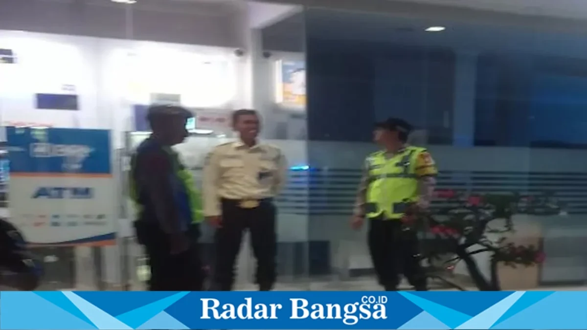 Personel Polsek Tikung melaksanakan patroli obyek vital di wilayah Kecamatan Tikung, Lamongan, Kamis (27/8/2026) malam. (Foto Dok Ho/RadarBangsa.co.id)