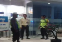 Personel Polsek Tikung melaksanakan patroli obyek vital di wilayah Kecamatan Tikung, Lamongan, Kamis (27/8/2026) malam. (Foto Dok Ho/RadarBangsa.co.id)