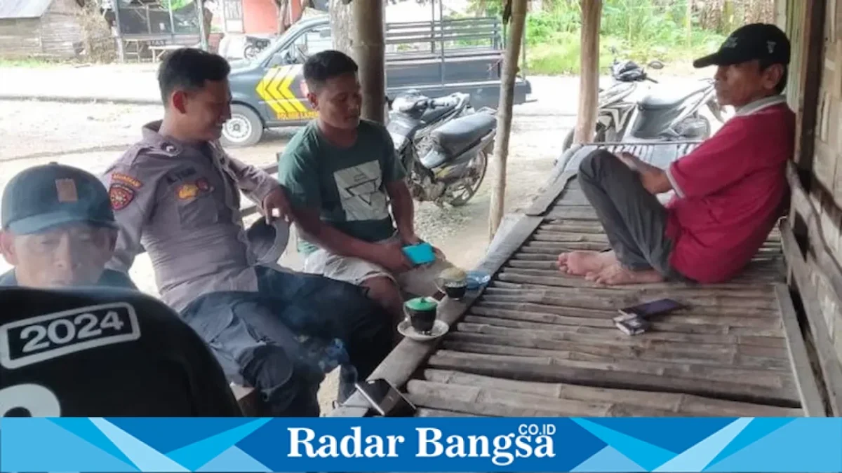 Polmas Desa Karangtawas Laren saat patroli dialogis menyampaikan imbauan larangan membakar limbah panen. (Foto Dok Ho/RadarBangsa.co.id)