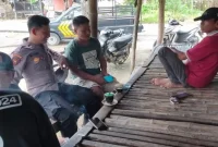Polmas Desa Karangtawas Laren saat patroli dialogis menyampaikan imbauan larangan membakar limbah panen. (Foto Dok Ho/RadarBangsa.co.id)