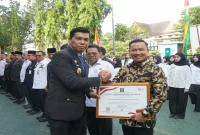 Wabup Pelalawan Husni Tamrin menerima Piagam Penghargaan Mitra Kerja 2026 dari Kementerian Hukum di Pekanbaru, Rabu (19/8/2026). (Foto Dok Ho/RadarBangsa.co.id)
