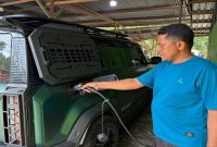 Ilustrasi pelanggan memanfaatkan layanan Home Charging Services (HCS) PLN untuk mengisi daya kendaraan listrik di rumah. Jakarta, Kamis (6/8/2026). (Foto Dok Ho/RadarBangsa.co.id)