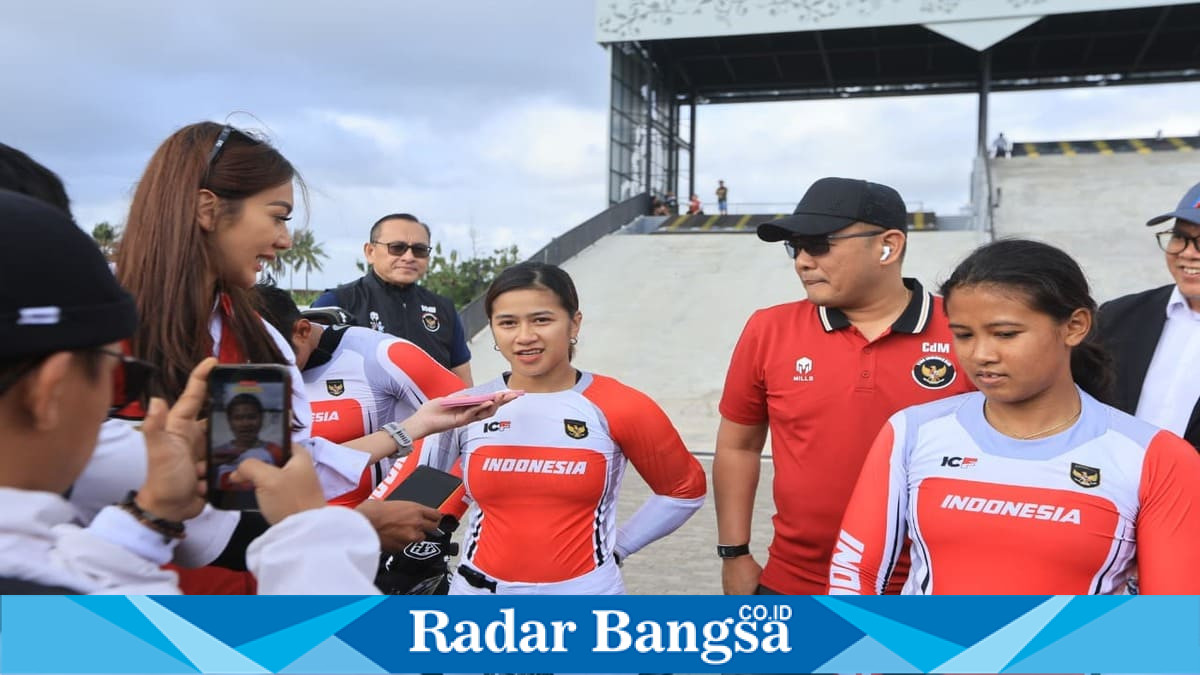 Ketua Kontingen Tim Indonesia Asian Games 2026 Todotua Pasaribu meninjau Pelatnas Tim Nasional BMX di Sirkuit Internasional BMX Supercross Banyuwangi, Kamis (30/7/2026).(Foto Dok Ho/RadarBangsa.co.id)