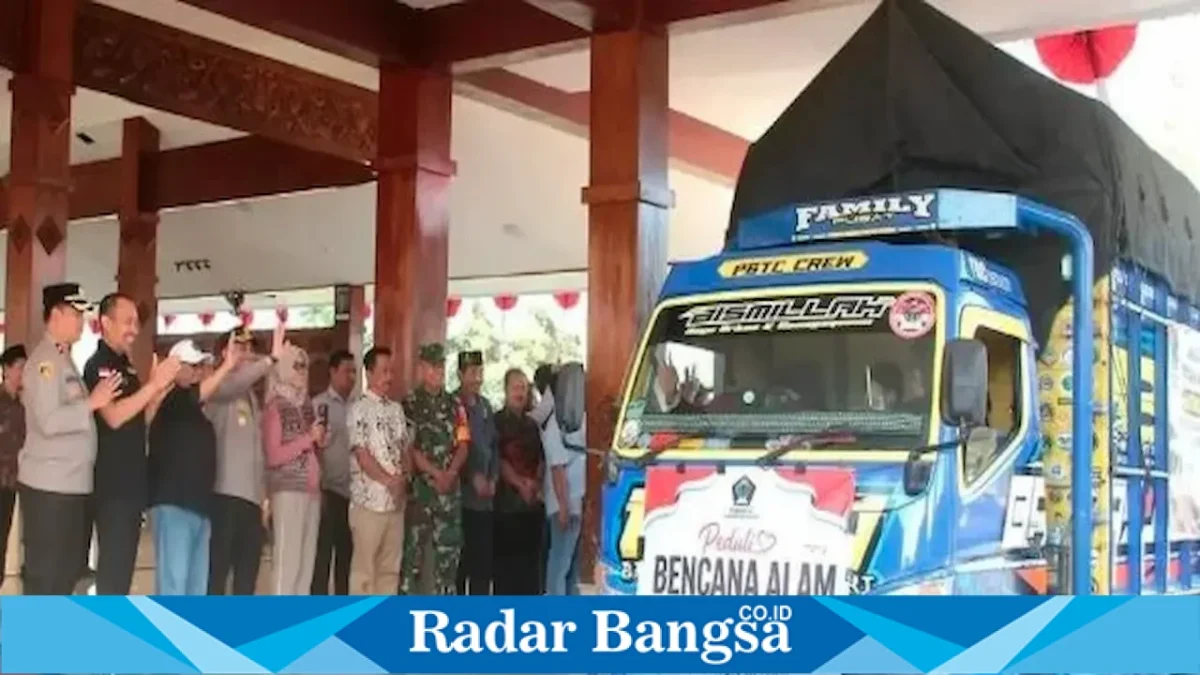 Bupati Blitar Rijanto bersama Forkopimda dan stakeholder saat memberangkatkan bantuan kemanusiaan untuk korban gempa Flores NTT dari Pendopo Sasana Adhi Praja, Selasa (25/8/2026). (Foto Dok Ho/RadarBangsa.co.id)