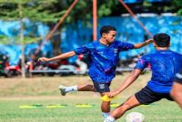Pemain Persekabpas mengikuti latihan perdana di Lapangan Plumbon, Pandaan, Kabupaten Pasuruan, Senin (3/8/2026), sebagai persiapan menghadapi Liga 3 Nusantara 2026. (Foto Dok Ho/RadarBangsa.co.id)