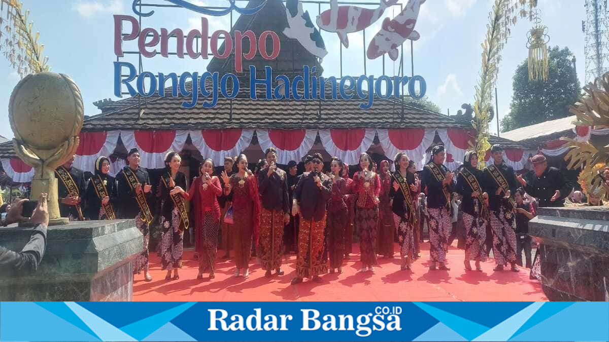 Bupati Blitar H. Rijanto bersama jajaran Forkopimda mengikuti prosesi Pisowanan Ageng dalam rangka Hari Jadi Blitar ke-702 di Pendopo Ronggo Hadinegoro, Blitar, Rabu (5/8/2026). (Foto Dok Ho/RadarBangsa.co.id).
