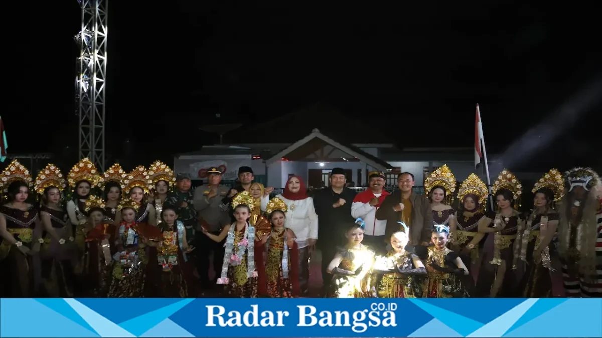 Sekda Kabupaten Malang Budiar menghadiri Plaosan Spektakuler di Desa Plaosan, Wonosari, Minggu (23/8) malam. (Foto Dok Ho/RadarBangsa.co.id)