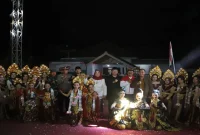 Sekda Kabupaten Malang Budiar menghadiri Plaosan Spektakuler di Desa Plaosan, Wonosari, Minggu (23/8) malam. (Foto Dok Ho/RadarBangsa.co.id)