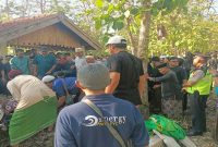 Personel Polsek Babat bersama keluarga dan warga mengawal prosesi pemakaman pendaki Gunung Piramid asal Babat, Lamongan, Kamis (6/8/2026). (Foto Dok Ho/RadarBangsa.co.id)