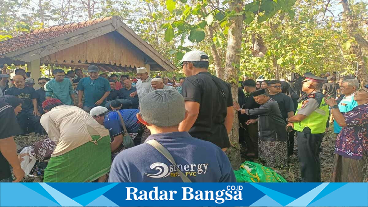 Personel Polsek Babat bersama keluarga dan warga mengawal prosesi pemakaman pendaki Gunung Piramid asal Babat, Lamongan, Kamis (6/8/2026). (Foto Dok Ho/RadarBangsa.co.id)