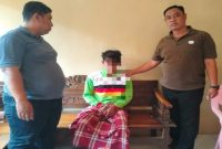 Petugas Polres Lamongan menunjukkan pelaku kasus penganiayaan yang ditangkap setelah buron di Brondong, Lamongan, Jumat (7/8/2026). (Foto Dok Ho/RadarBangsa.co.id)