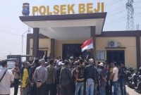 Puluhan warga Desa Gununggangsir mendatangi Polsek Beji, Kabupaten Pasuruan, Selasa (4/8/2026), menuntut penjelasan atas meninggalnya Widi Nur Cahyono usai diamankan aparat. (Foto Dok Ho/RadarBangsa.co.id).