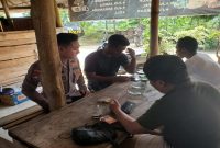Bhabinkamtibmas Desa Laren Bripda Mirza Fais Sultoni saat bertemu Sabuk Kamtibmas dan tokoh pemuda di Desa Laren, Lamongan, Selasa (11/8/2026). (Foto Dok Ho/RadarBangsa.co.id)