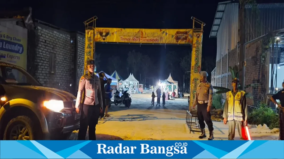 Petugas kepolisian melakukan pengamanan kegiatan pasar rakyat di Lapangan Dusun Ketintang, Desa Laren, Kecamatan Laren, Kabupaten Lamongan, Rabu (12/8/2026). (Foto Dok Ho/RadarBangsa.co.id)