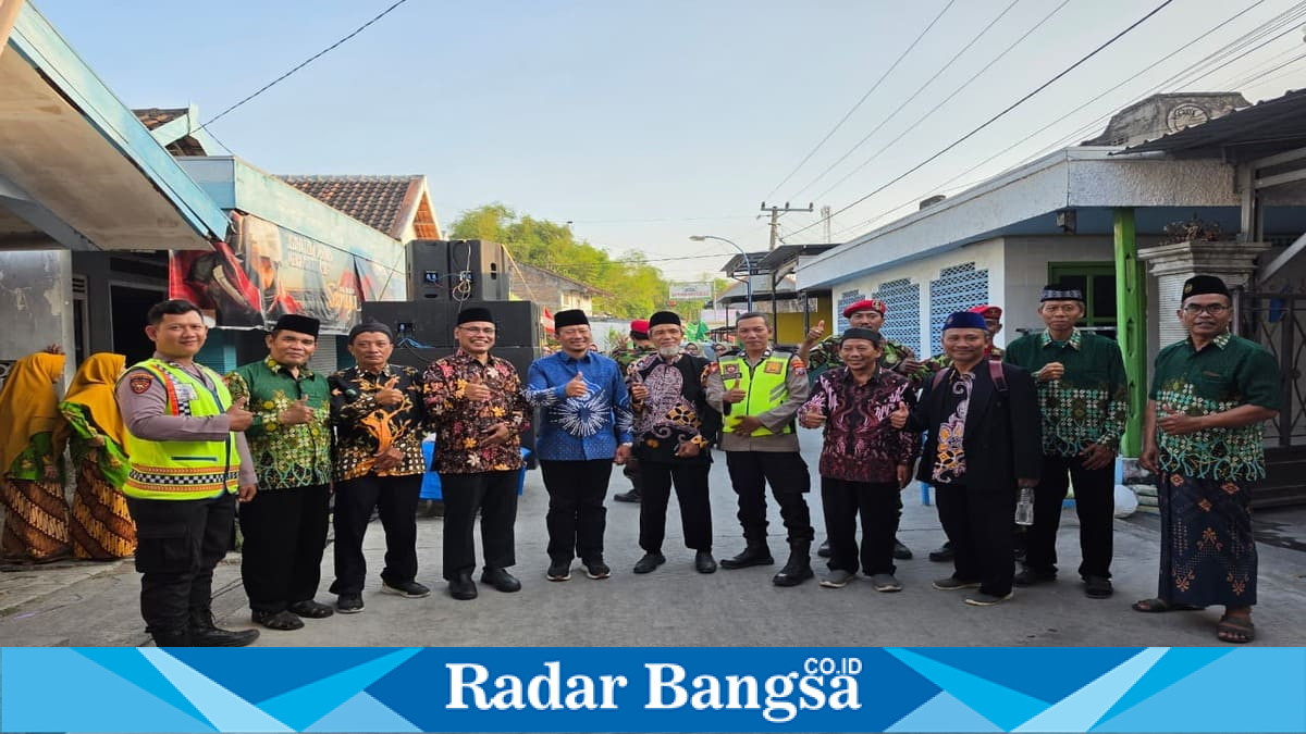 Personel Polsek Laren melaksanakan pengamanan pengajian rutin Muhammadiyah se-Cabang Laren di Kompleks Masjid Baiturrahman, Desa Centini, Kecamatan Laren, Minggu (2/8/2026). (Foto Dok Ho/RadarBangsa.co.id).