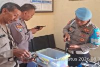 Petugas Polsek Laren melakukan pengecekan senjata api dan barang inventaris di Mapolsek Laren, Sabtu (1/8/2026), guna memastikan kesiapsiagaan personel dalam menjaga Harkamtibmas. (Foto Dok Ho/RadarBangsa.co.id)