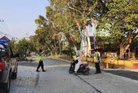 Personel Polsek Laren melaksanakan Commander West pagi di depan SMPN 1 Laren, Kecamatan Laren, Lamongan, Selasa (11/8/2026). (Foto Dok Ho/RadarBangsa.co.id)