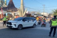 Personel Polsek Laren mengatur arus lalu lintas dalam kegiatan Commander Wish Pagi di depan SMP Negeri 1 Laren dan Simpang Tiga Tugu Laren, Senin (3/8/2026). (Foto Dok Ho/RadarBangsa.co.id).