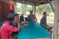 Personel Polsek Laren berdialog dengan petani saat patroli cooling system di Desa Gelap, Kecamatan Laren, Lamongan, Selasa (4/8/2026). (Foto Dok Ho/RadarBangsa.co.id).