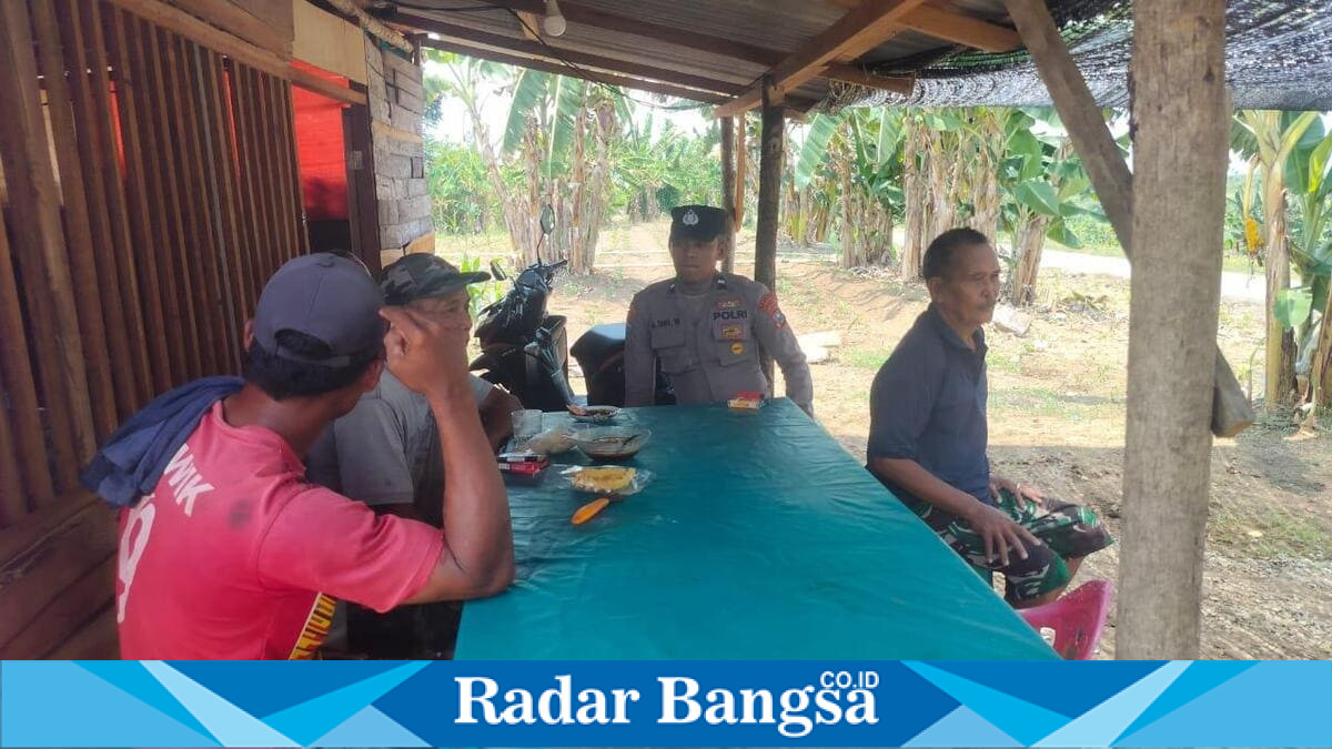 Personel Polsek Laren berdialog dengan petani saat patroli cooling system di Desa Gelap, Kecamatan Laren, Lamongan, Selasa (4/8/2026). (Foto Dok Ho/RadarBangsa.co.id).