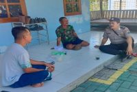 Petugas kepolisian saat melaksanakan patroli dialogis dan menyampaikan imbauan kewaspadaan kebakaran kepada warga Desa Pelangwot, Senin (10/8/2026). (Foto Dok Ho/RadarBangsa.co.id)