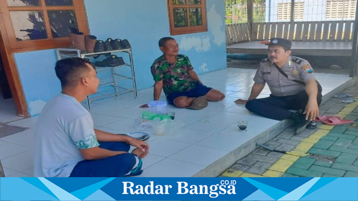 Petugas kepolisian saat melaksanakan patroli dialogis dan menyampaikan imbauan kewaspadaan kebakaran kepada warga Desa Pelangwot, Senin (10/8/2026). (Foto Dok Ho/RadarBangsa.co.id)