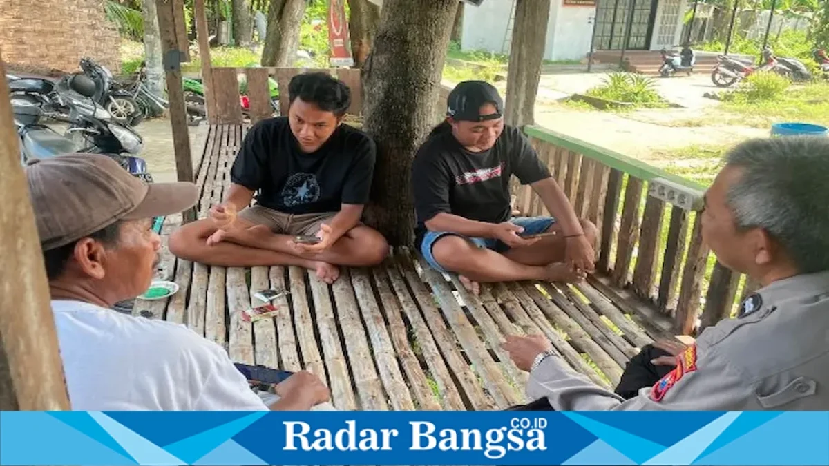 Petugas Polsek Laren saat melaksanakan patroli dialogis dan Harkamtibmas di Desa Laren, Kamis (20/8/2026). (Foto Dok Ho/RadarBangsa.co.id)