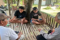 Petugas Polsek Laren saat melaksanakan patroli dialogis dan Harkamtibmas di Desa Laren, Kamis (20/8/2026). (Foto Dok Ho/RadarBangsa.co.id)