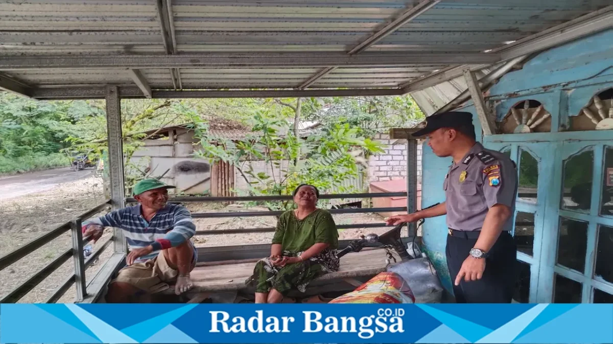 Petugas Polsek Laren saat melaksanakan patroli dialogis bersama masyarakat Desa Gampangsejati, Senin (24/8/2026). (Foto Dok Ho/RadarBangsa.co.id)