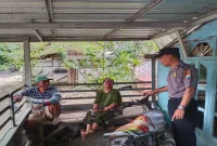 Petugas Polsek Laren saat melaksanakan patroli dialogis bersama masyarakat Desa Gampangsejati, Senin (24/8/2026). (Foto Dok Ho/RadarBangsa.co.id)