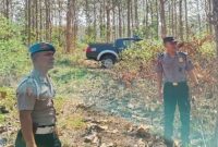 Personel Polsek Laren melaksanakan patroli antisipasi kebakaran hutan dan lahan (karhutla) di kawasan hutan Desa Gelap, Kecamatan Laren, Kabupaten Lamongan, Kamis (6/8/2026), (Foto Dok Ho/RadarBangsa.co.id)