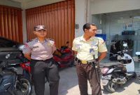 Personel Polsek Laren melakukan patroli dan pengecekan keamanan serta CCTV di ATM BRI Unit Laren, ATM BNI Laren, dan SR Mart, Senin (3/8/2026). (Foto Dok Ho/RadarBangsa.co.id).