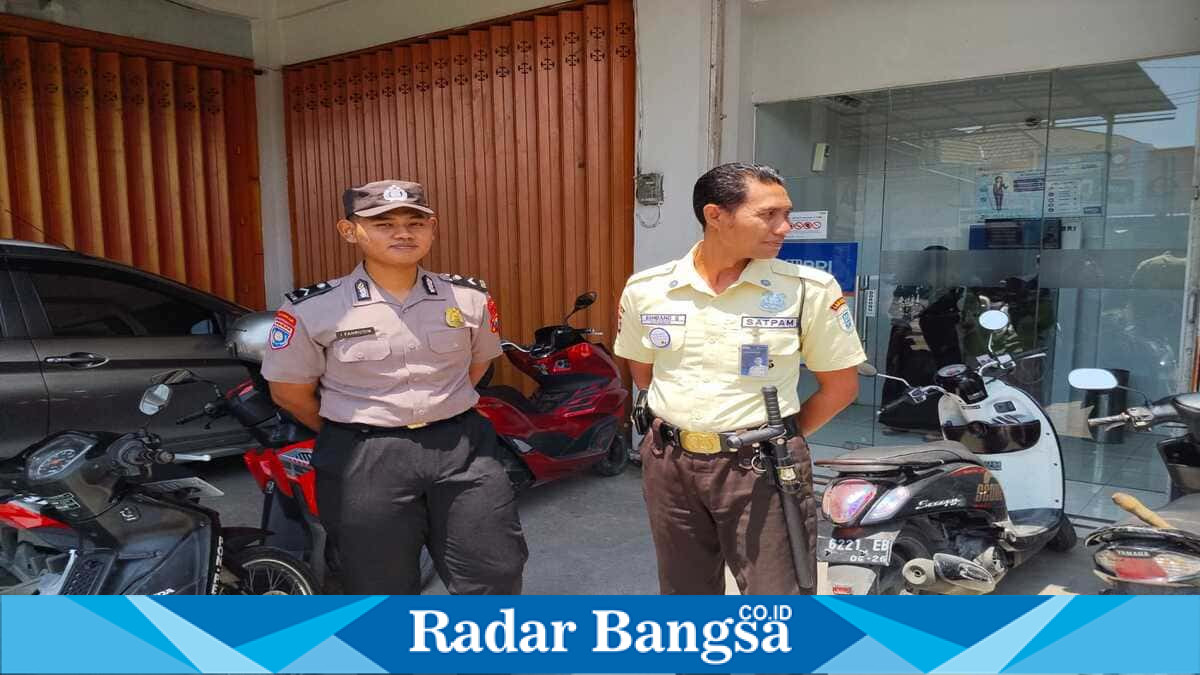 Personel Polsek Laren melakukan patroli dan pengecekan keamanan serta CCTV di ATM BRI Unit Laren, ATM BNI Laren, dan SR Mart, Senin (3/8/2026). (Foto Dok Ho/RadarBangsa.co.id).