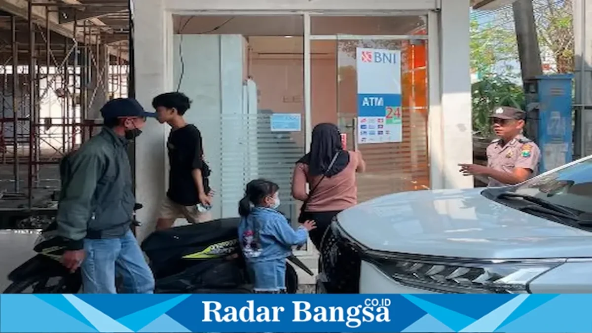 Petugas Polsek Laren saat melaksanakan patroli objek vital di wilayah hukum Polsek Laren, Senin (17/8/2026). (Foto Dok Ho/RadarBangsa.co.id)