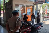 Personel Polsek Laren melaksanakan Patroli Kota Presisi (PKP) di sejumlah objek vital di Kecamatan Laren, Kabupaten Lamongan, Kamis (6/8/2026), (Foto Dok Ho/RadarBangsa.co.id)