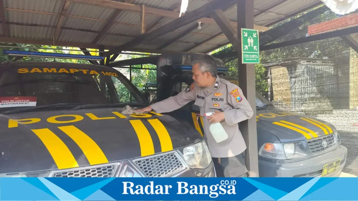 Petugas Polsek Laren mempersiapkan ruang pelayanan dan mengecek mobil patroli untuk mendukung pelayanan masyarakat. (Foto Dok Ho/RadarBangsa.co.id)