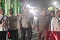 Personel Polsek Tikung melakukan pengamanan Pengajian Umum Haul ke-13 KH Sumarsono di Dusun Sanur, Desa Jotosanur, Kecamatan Tikung, Kabupaten Lamongan, Minggu (2/8/2026). (Foto Dok Ho/RadarBangsa.co.id)