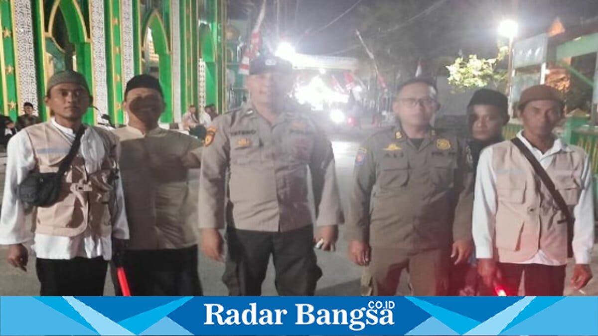 Personel Polsek Tikung melakukan pengamanan Pengajian Umum Haul ke-13 KH Sumarsono di Dusun Sanur, Desa Jotosanur, Kecamatan Tikung, Kabupaten Lamongan, Minggu (2/8/2026). (Foto Dok Ho/RadarBangsa.co.id)