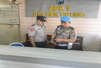 Personel Polsek Tikung melaksanakan pembersihan ruang pelayanan, ruang tamu, dan ruang SPKT serta pengecekan inventaris penjagaan di Mapolsek Tikung, Lamongan, Kamis (6/8/2026). (Foto Dok Ho/RadarBangsa.co.id)