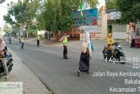 Personel Polsek Tikung melaksanakan Commander Wish pagi di Simpang Tiga Dusun Pule, depan Mapolsek Tikung, dan depan SMP Negeri Tikung, Kabupaten Lamongan, Selasa (4/8/2026). (Foto Dok Ho/RadarBangsa.co.id)