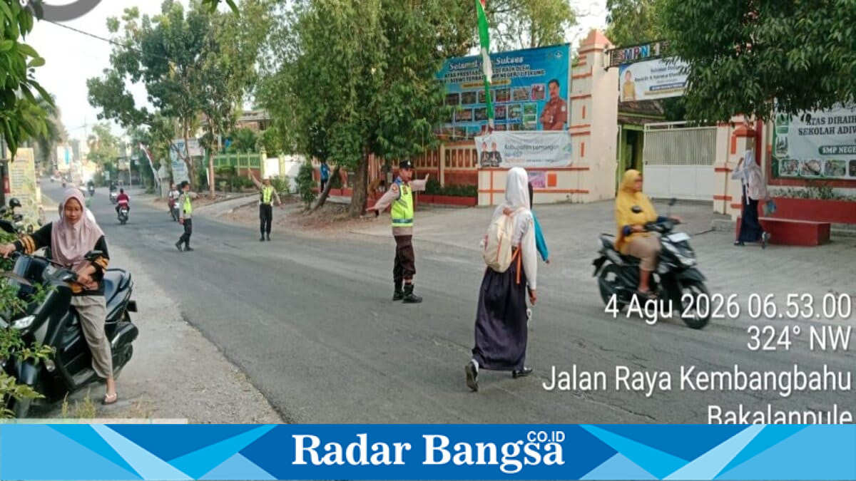 Personel Polsek Tikung melaksanakan Commander Wish pagi di Simpang Tiga Dusun Pule, depan Mapolsek Tikung, dan depan SMP Negeri Tikung, Kabupaten Lamongan, Selasa (4/8/2026). (Foto Dok Ho/RadarBangsa.co.id)