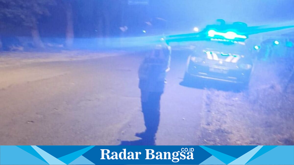 Personel Polsek Tikung melaksanakan Patroli Blue Light di Jalan Raya Mantup–Tikung dan kawasan perbatasan wilayah Kecamatan Tikung, Lamongan, Selasa (4/8/2026). (Foto Dok Ho/RadarBangsa.co.id).