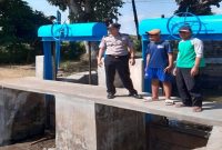 Personel Polsek Tikung menyampaikan imbauan kewaspadaan bencana kepada warga saat Patroli Kota Presisi di Dusun Dukuh, Desa Dukuhagung, Kecamatan Tikung, Lamongan, Kamis (6/8/2026). (Foto Dok Ho/RadarBangsa.co.id)