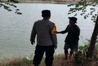 Personel Polsek Tikung memberikan imbauan kepada warga saat Patroli Kota Presisi dalam rangka antisipasi bencana alam di Dusun Kemendung, Desa Jatirejo, Kecamatan Tikung, Jumat, 7 Agustus 2026. (Foto Dok Ho/RadarBangsa.co.id)