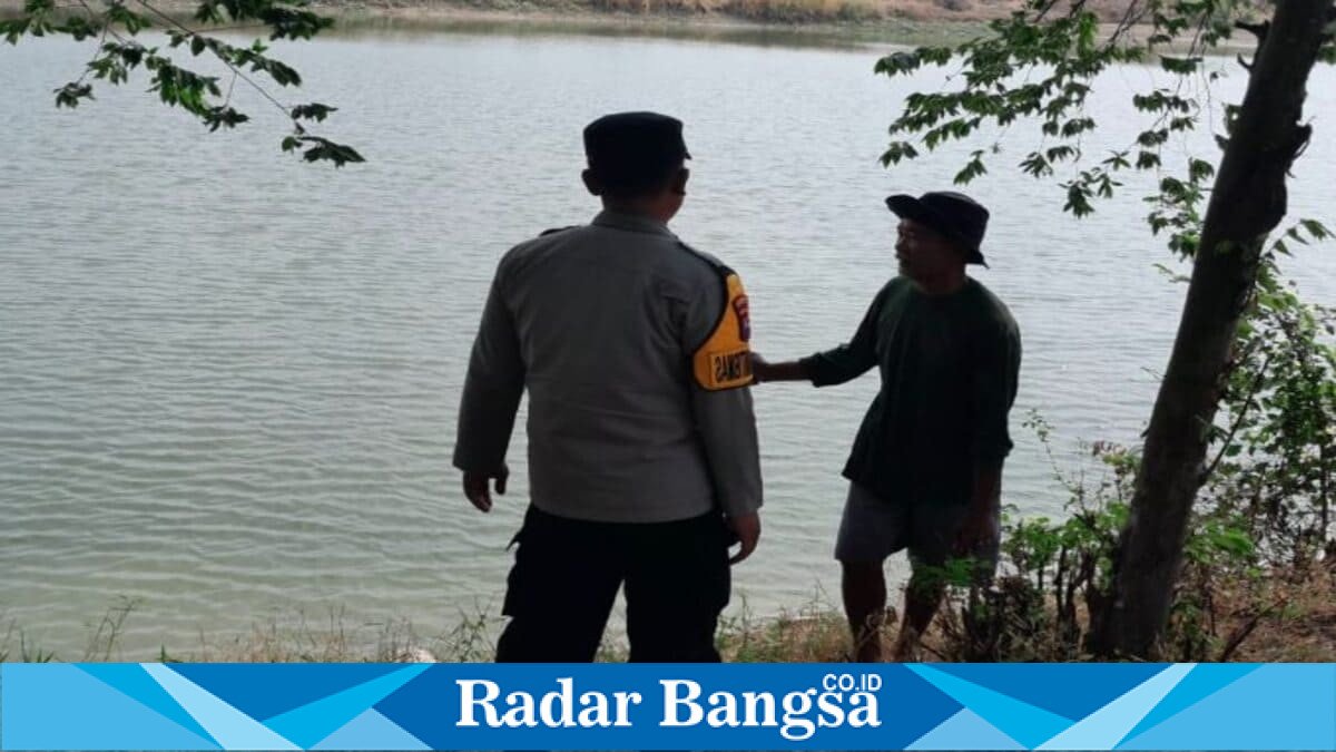 Personel Polsek Tikung memberikan imbauan kepada warga saat Patroli Kota Presisi dalam rangka antisipasi bencana alam di Dusun Kemendung, Desa Jatirejo, Kecamatan Tikung, Jumat, 7 Agustus 2026. (Foto Dok Ho/RadarBangsa.co.id)